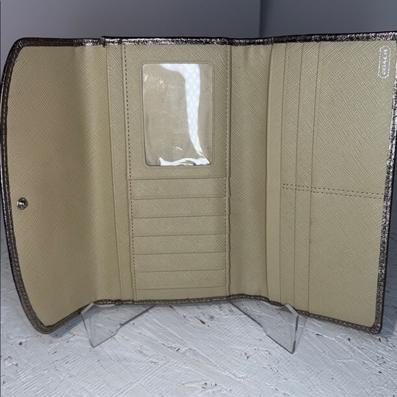Coach EUC gorgeous, Anne and gold optic wallet, outside back zipper compartment - Picture 6 of 10